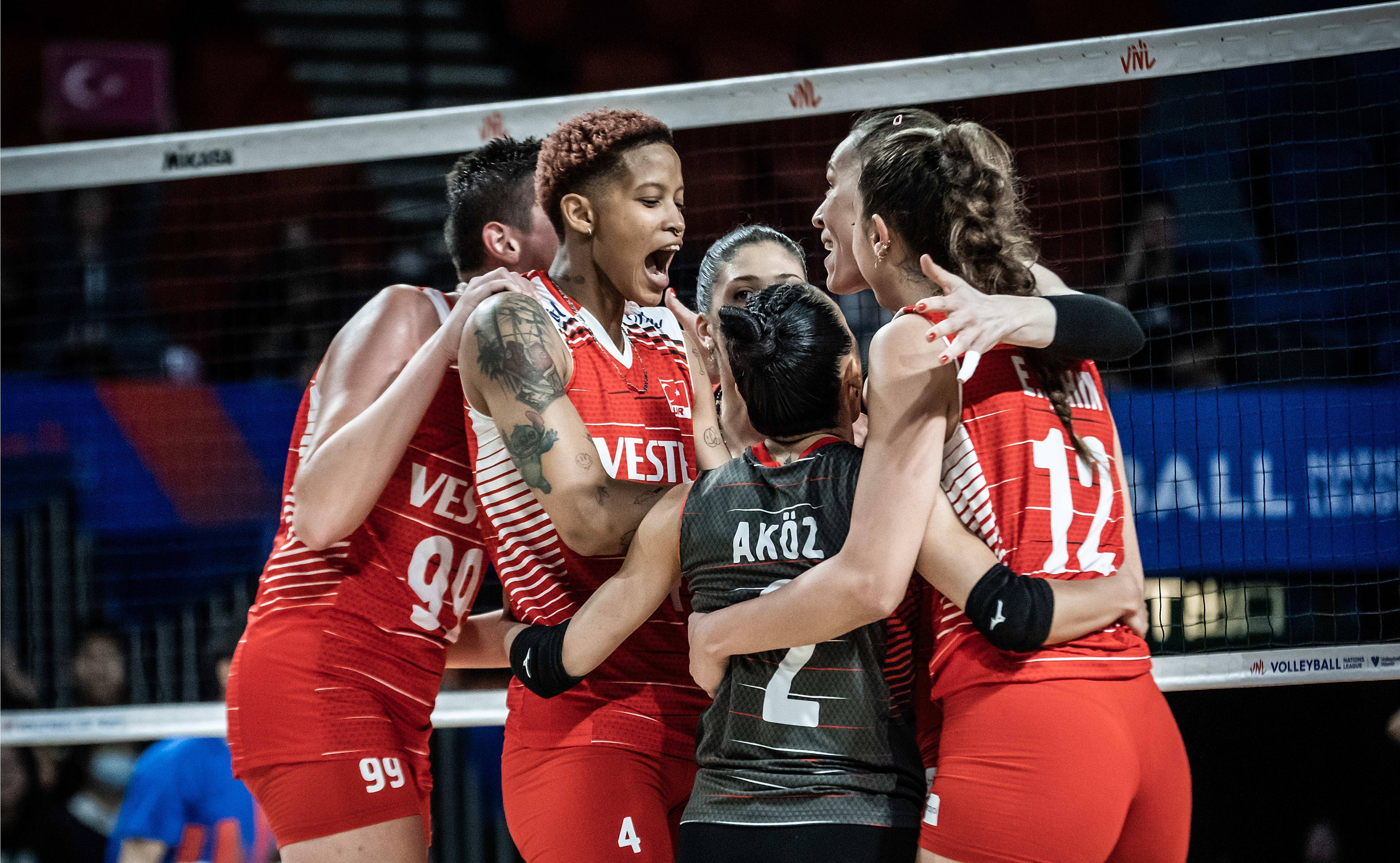 爱游戏娱乐-波兰队横扫葡萄牙队，林高远带队取胜