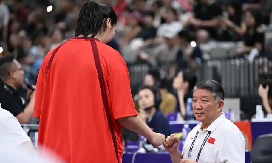 爱游戏娱乐-日本队险胜韩国队，黄鸭组合状态火热