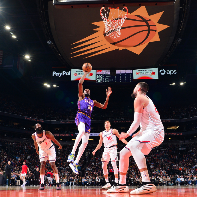 爱游戏娱乐-快船力克火箭，德罗赞统治全场