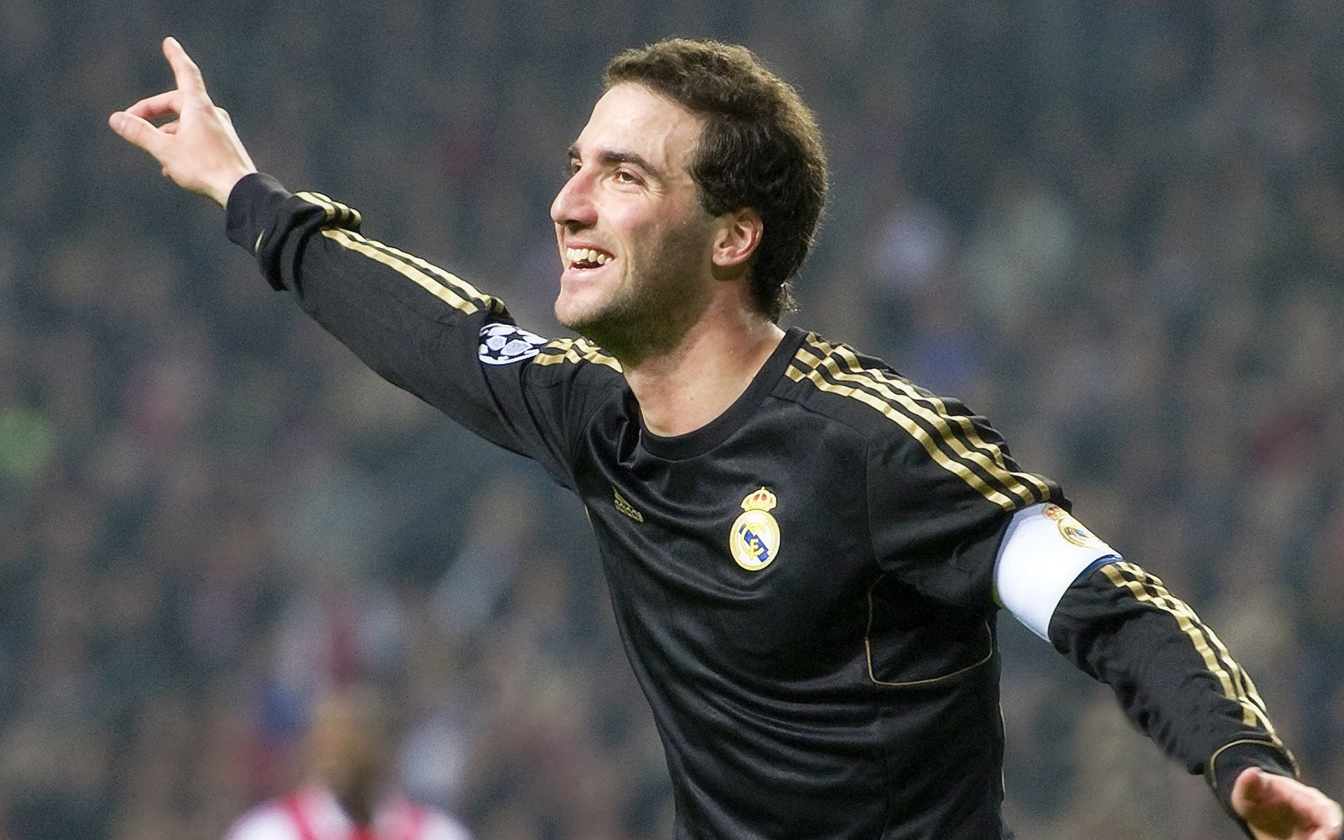 爱游戏2026-引擎撕裂夜幕，巴尔韦德在街道迷宫中拉开不可逾越的差距