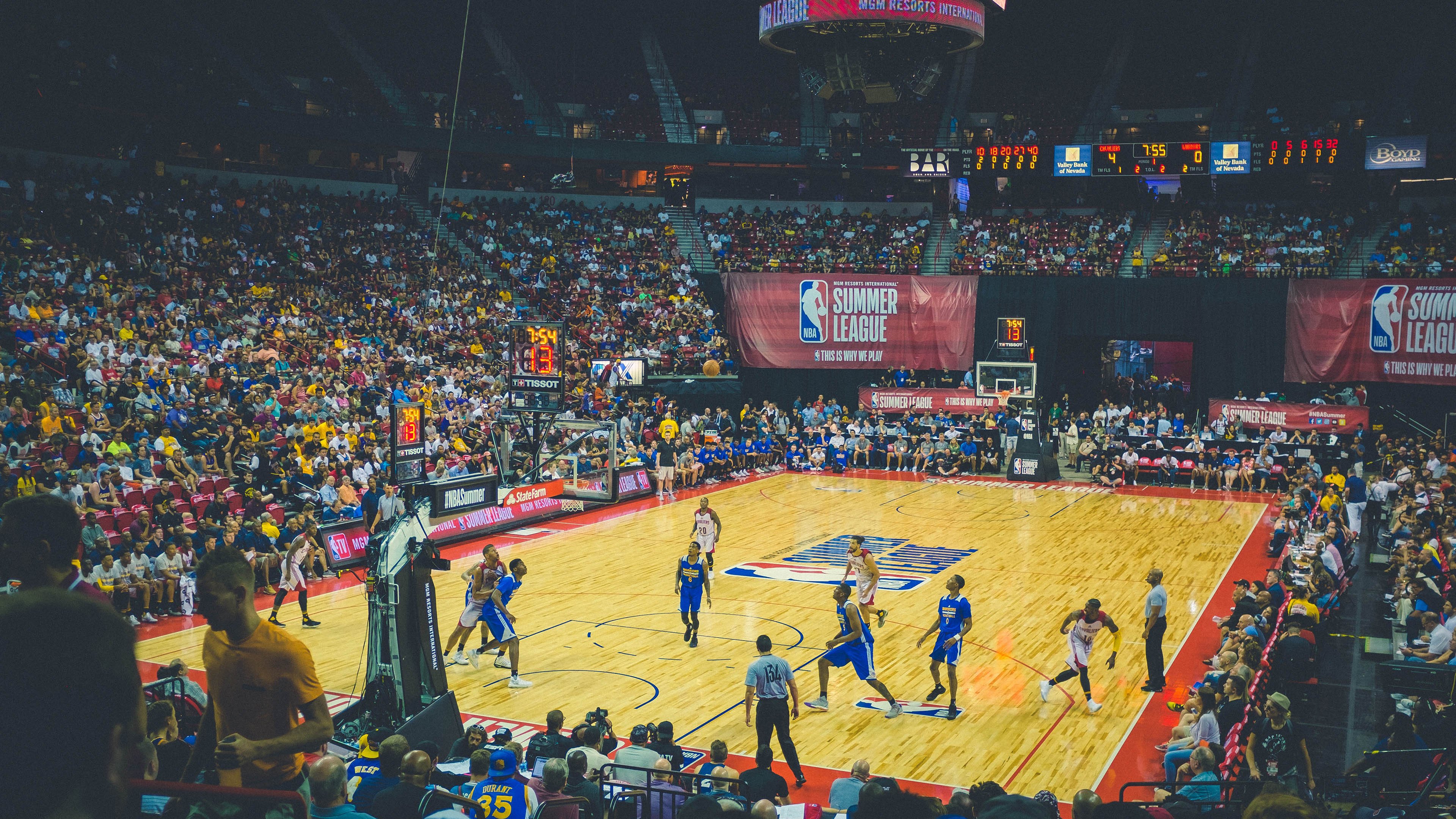 ayx世界杯2026-奥斯梅恩之夜，当篮球之神穿上足球鞋